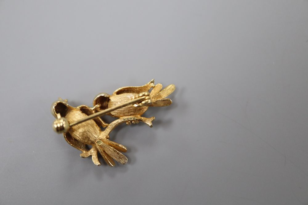 A modern 9ct gold and baroque pearl set birds on a branch brooch, 28mm, gross 4.1 grams.